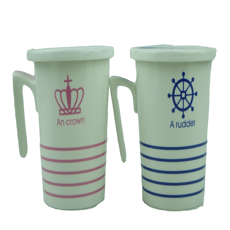 The mugs come in two designs: one with a pink crown and the text "An crown," and the other with a blue ship's rudder and the text "A rudder." Both mugs have matching stripes at the bottom, adding a nautical and regal theme to your drinkware. The included lids fit snugly to help maintain the temperature of your drinks, ensuring every sip is perfect.